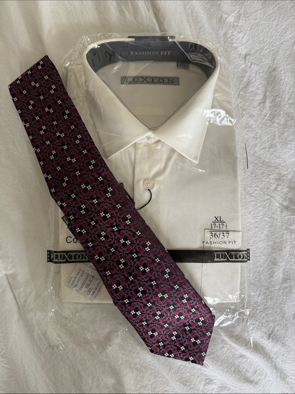 XL White Dress Shirt with Burgundy Patterned Tie